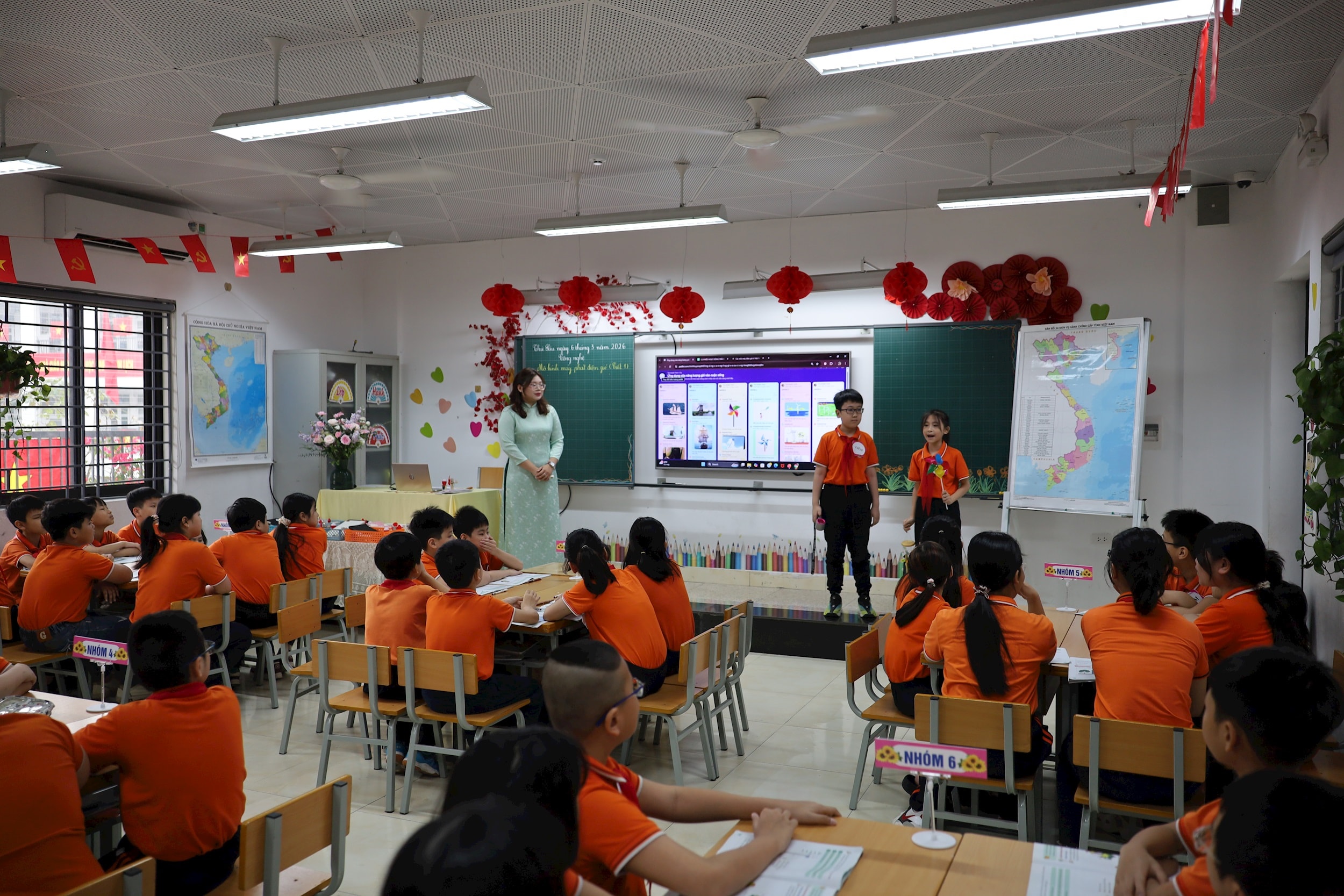 Nhấn vào ảnh để phóng to Các nhóm học sinh thuyết trình với dụng cụ trực quan sinh động trong tiết giảng tại hội thi của cô Trịnh Thu Huyền. Ảnh: Thanh Hòa