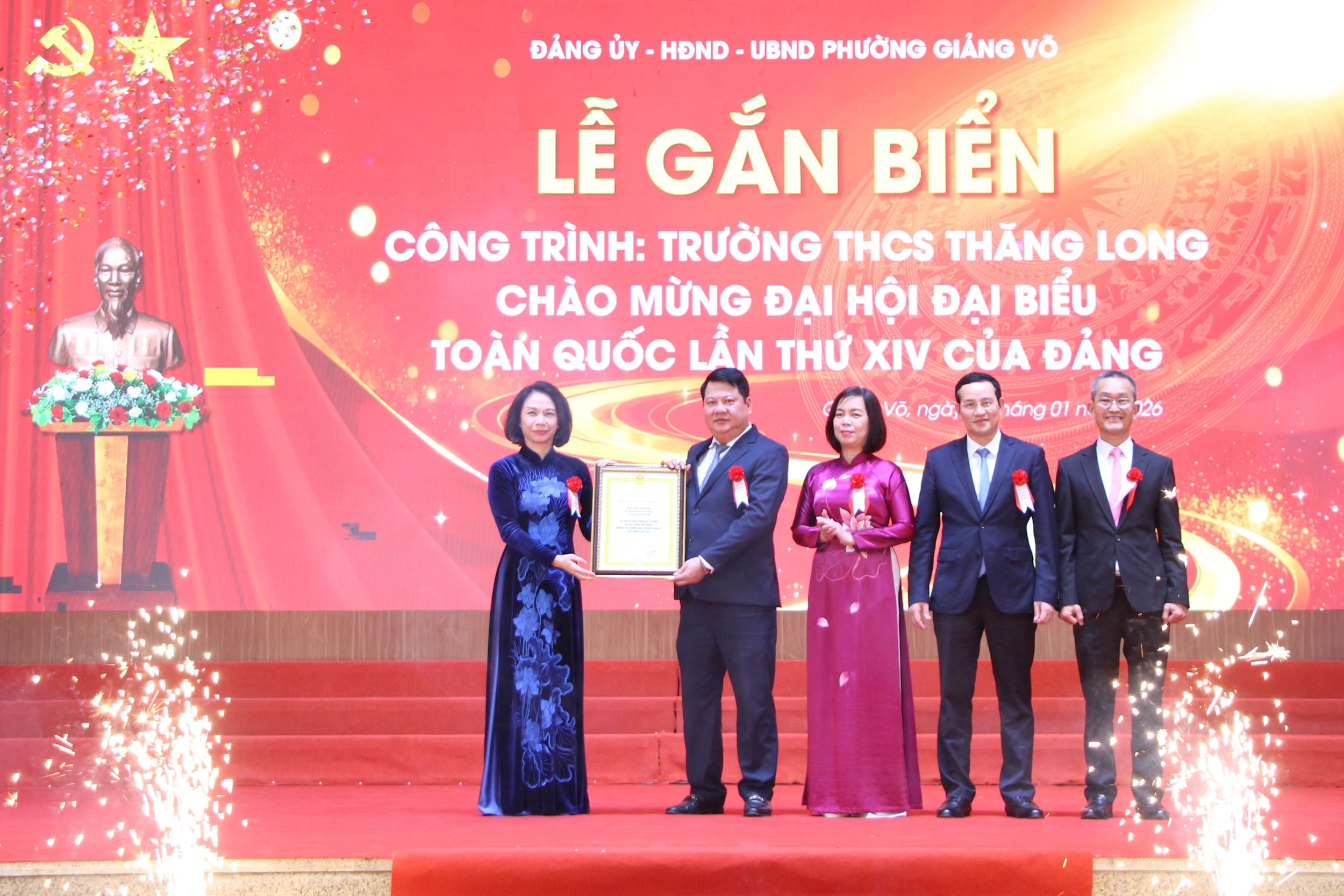 Phường Giảng Võ gắn biển công trình trường học chào mừng Đại hội XIV