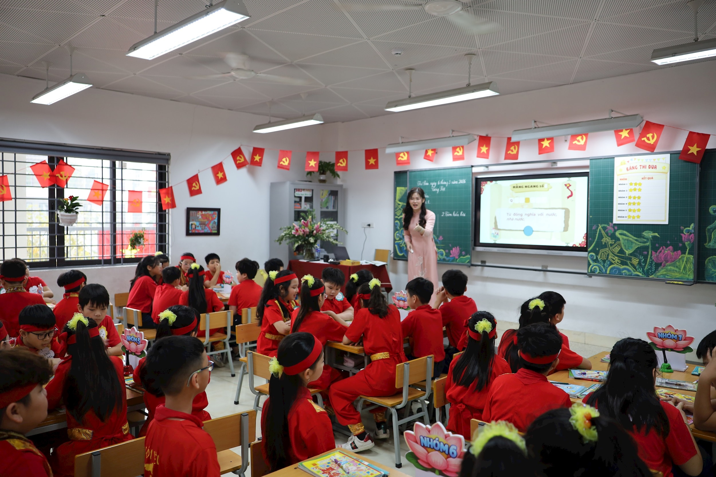 Nhấn vào ảnh để phóng to Tiết học Tiếng Việt của cô Đoàn Thị Mỹ Duyên khiến không khí lớp học trở nên sôi nổi. Ảnh: Thanh Hòa