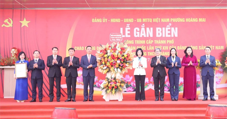 Gắn biển công trình Trường THCS Hoàng Mai chào mừng Đại hội XIV của Đảng